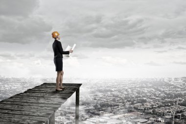 Zarif kadın mühendis. Karışık teknik