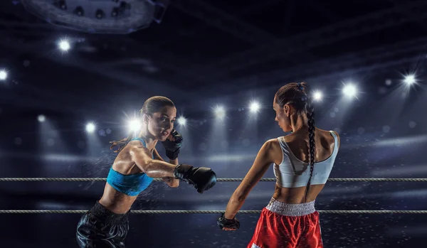 Chicas boxeando en el ring. Medios mixtos —  Fotos de Stock