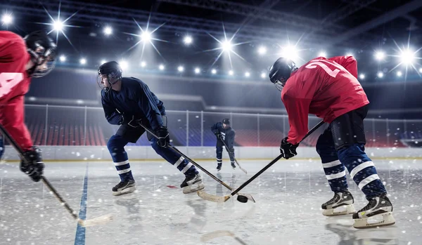 Eishockeyspiel in der Eishalle. Gemischte Medien — Stockfoto