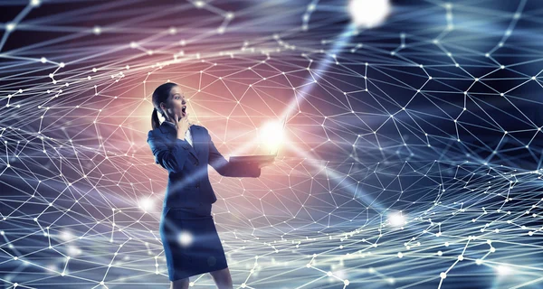 Mujer con portátil en las manos. Medios mixtos — Foto de Stock