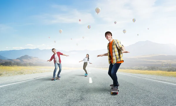 Jugendliche fahren Skateboard. Gemischte Medien — Stockfoto