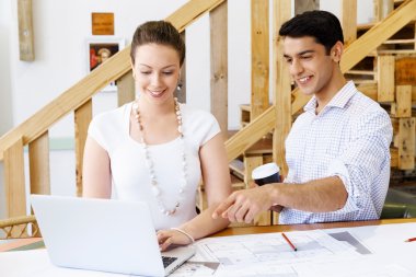 Ofisteki iki genç mimar