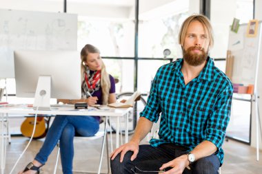 Genç adam ofiste çalışıyor.