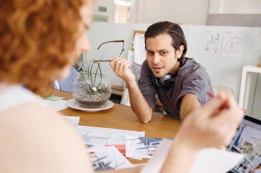 Ofisteki iki genç mimar