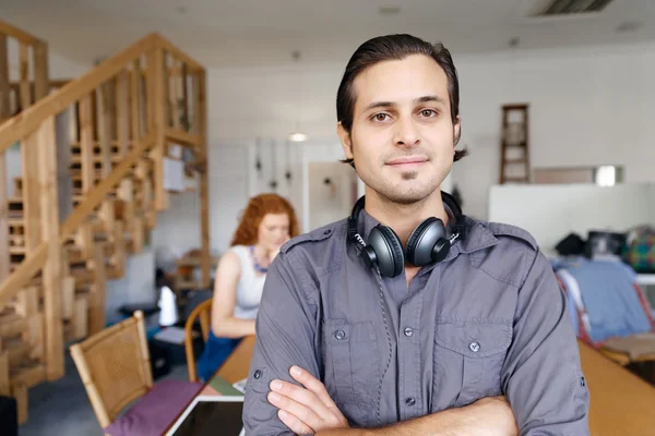 Retrato del joven en el cargo — Foto de Stock