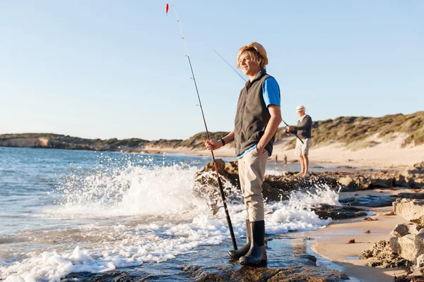 Adolescente ragazzo pesca in mare — Foto Stock