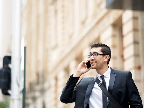 Retrato de hombre de negocios guapo Al aire libre —  Fotos de Stock