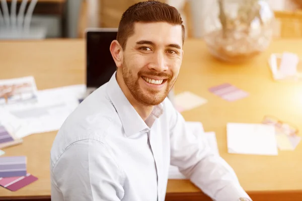 Young man in offfice — Stock Photo, Image