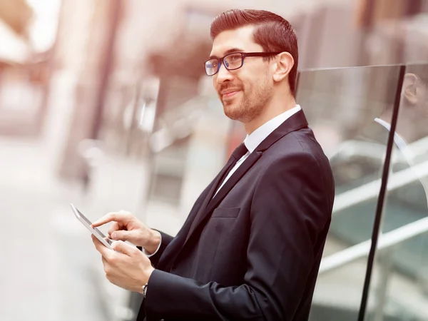 Retrato de hombre de negocios guapo Al aire libre — Foto de Stock