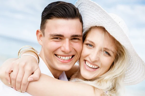 Romantico giovane coppia seduta sulla spiaggia — Foto Stock