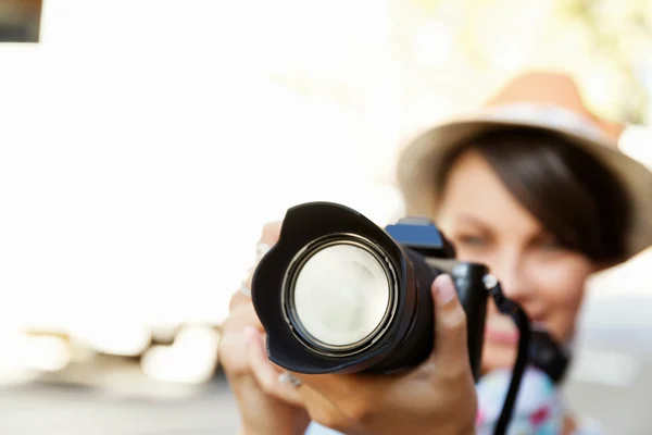 Outdoor-Sommer lächelnden Lifestyle-Porträt der hübschen jungen Frau mit Kamera — Stockfoto