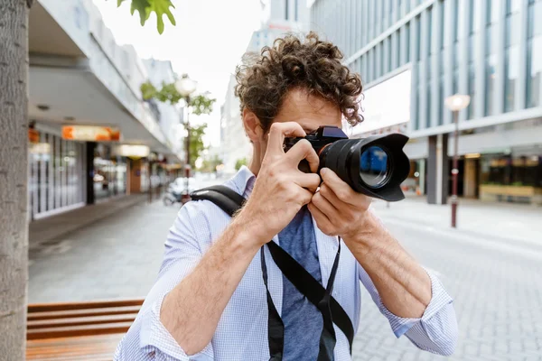 Fotógrafo masculino tomando fotos — Foto de Stock