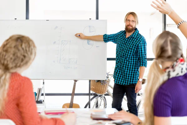 Uomo d'affari occasionale che fa una presentazione in ufficio — Foto Stock