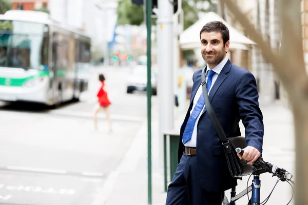 Jonge zakenmensen met een fiets — Stockfoto