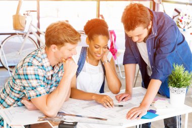 Genç Ofis çalışanları veya bir takım olarak öğrenciler