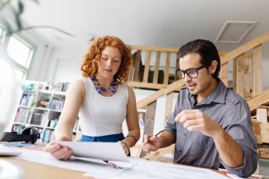 Ofisteki iki genç mimar