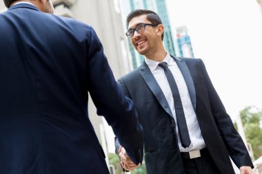 onların el sıkışan iki iş adamları