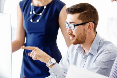 Modern ofisteki iş adamları