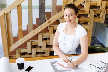 Genç kadın mimar ofis