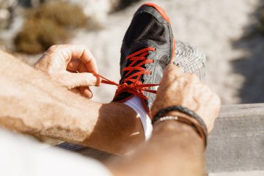 Runner ayakkabılarını verdi ve koşu için hazırlar