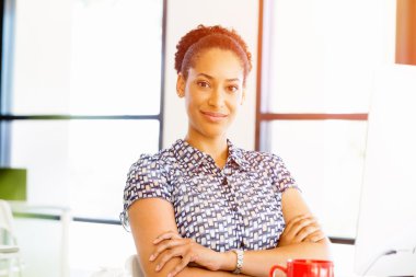 Afro-Amerikan ofis çalışanı iş içinde gülümseyen portresi