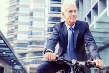 Başarılı bir iş adamı binicilik bisiklet