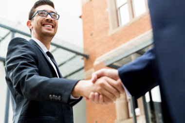 onların el sıkışan iki iş adamları