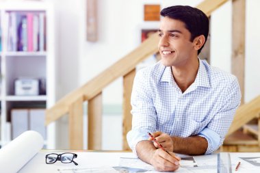 Genç adam mimar ofis