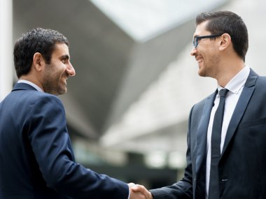 onların el sıkışan iki iş adamları