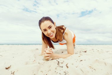 Genç kadın plaj dışında eğitim