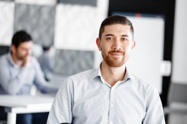 Çekici ofis çalışanı masada oturuyor.