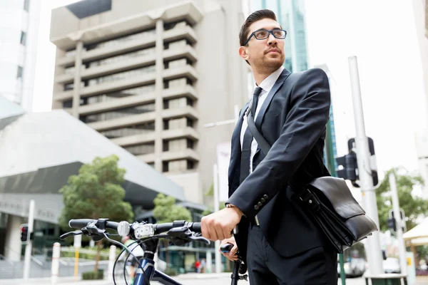 Jóvenes empresarios con una bicicleta — Foto de Stock