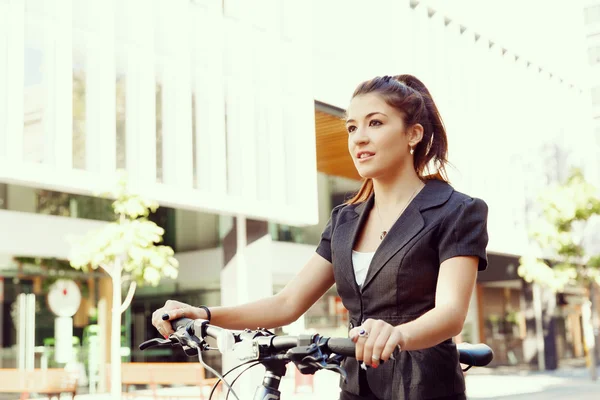 Mujer joven viajando en bicicleta — Foto de Stock