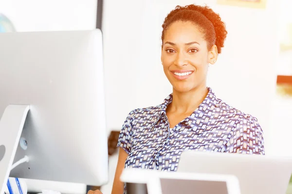 Portrait of smiling afro-american office worker in offfice — Stock Photo, Image