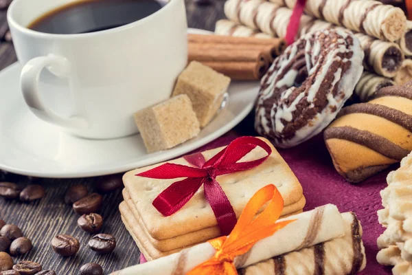 Biscotti assortiti e tazza di caffè — Foto Stock