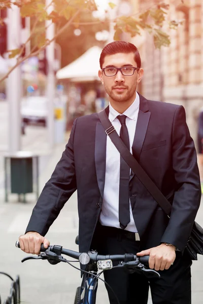 Jonge zakenmensen met een fiets — Stockfoto