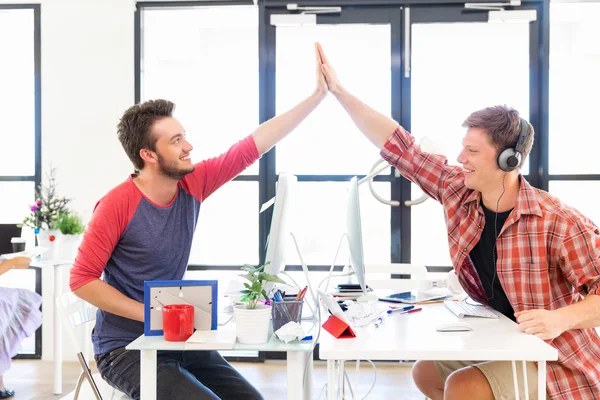 Deux jeunes hommes au bureau applaudissent leurs mains — Photo