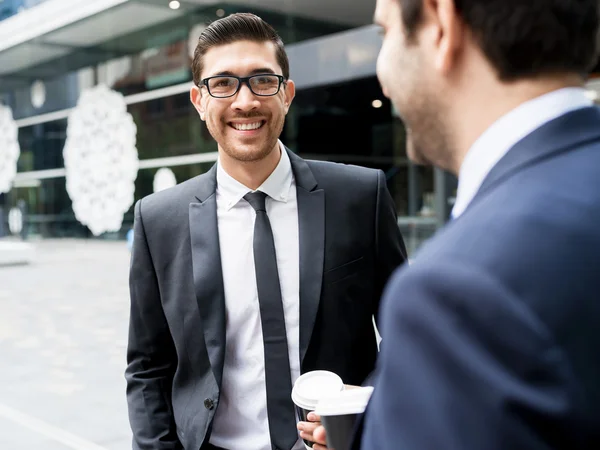 Two businessmen talking outdoors — Stock Photo, Image