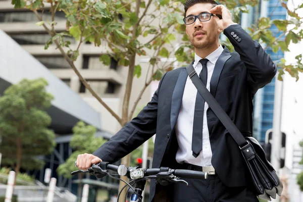 Jóvenes empresarios con una bicicleta — Foto de Stock