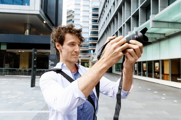 Male photographer taking picture — Stock Photo, Image