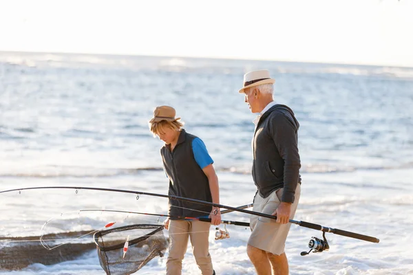 Uomo anziano pesca con suo nipote — Foto Stock