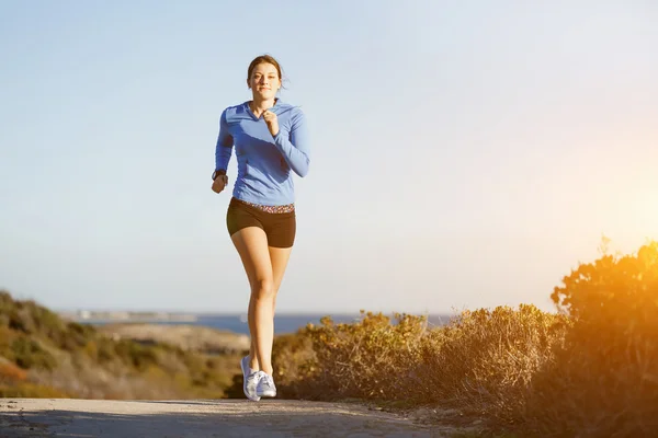 Sport coureur jogging sur la plage de travail — Photo