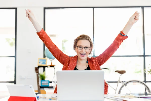 Jonge vrouw in functie — Stockfoto