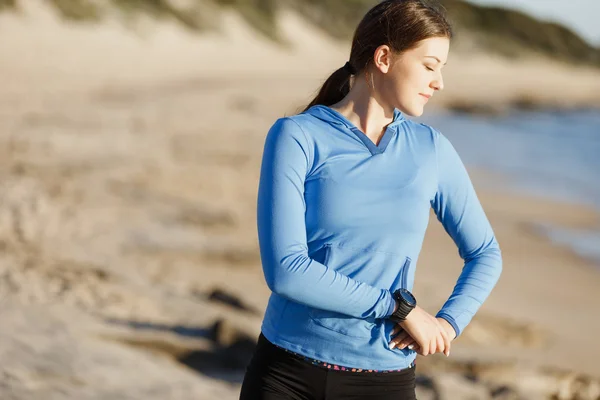 Jong (echt) paar op het strand training samen — Stockfoto