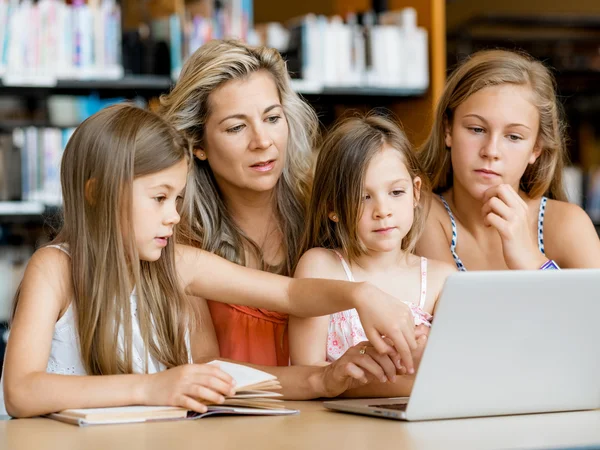 Technologia i zabawa w bibliotece — Zdjęcie stockowe