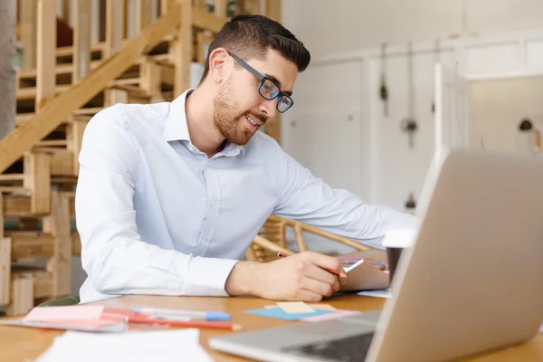 Ung man arkitekt i office — Stockfoto