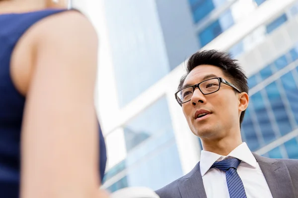 Two colleagues walking together in a city — Stock Photo, Image