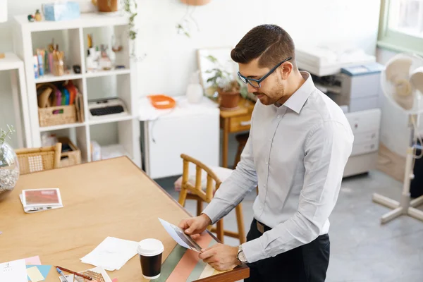 Young man in offfice — Stock Photo, Image