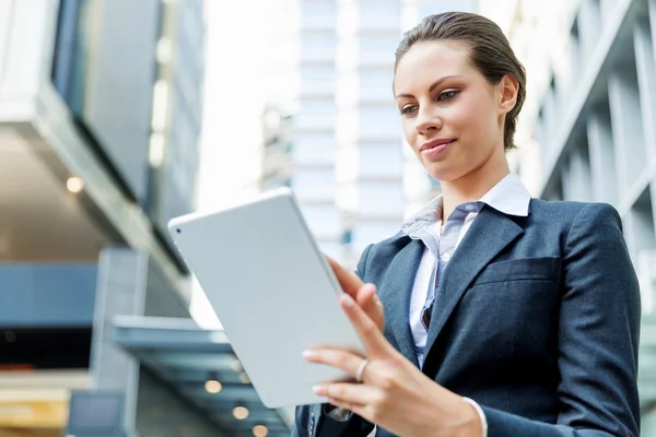 Portrait of business woman smiling outdoor — Stock Photo, Image