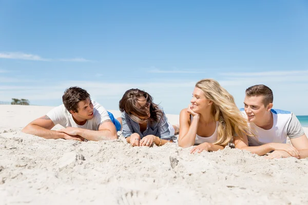 Compagnia di giovani sulla spiaggia — Foto Stock